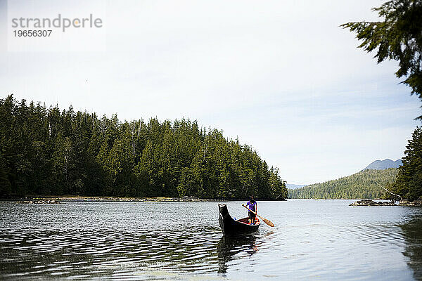 Ein Kanu  geschnitzt mit den Traditionen der Ureinwohner von Vancouver Island  in einer kleinen Bucht in der Nähe von Tofino.