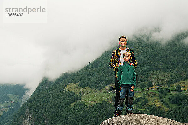 Vater und stand bald an einem Fjord in Norwegen und posierte für ein Foto