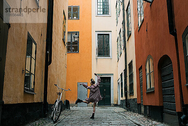 Mädchen tanzen in den Straßen von Gamla Stan  Stockholm