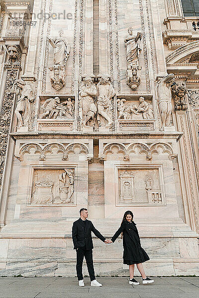 Verliebter junger Mann und Frau vor dem Hintergrund der Domkathedrale