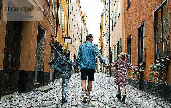 Familie genießt die Besichtigung von Gamla Stan  Stockholm