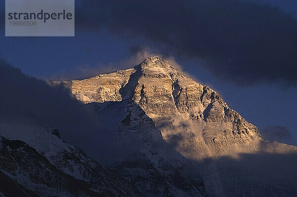 Mount Everest bei Sonnenuntergang