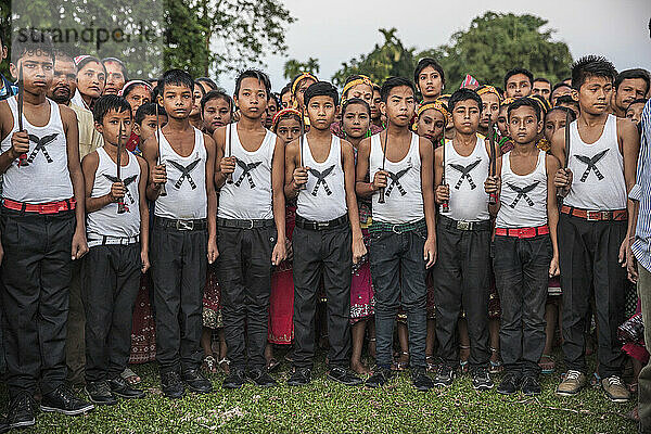 Nepalesische Jungen tragen ein T-Shirt mit Khukuri  dem Nationalmesser Nepals.
