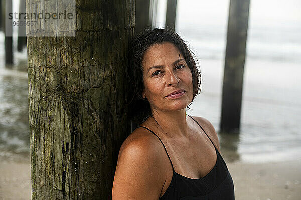 57-jährige Frau am Strand