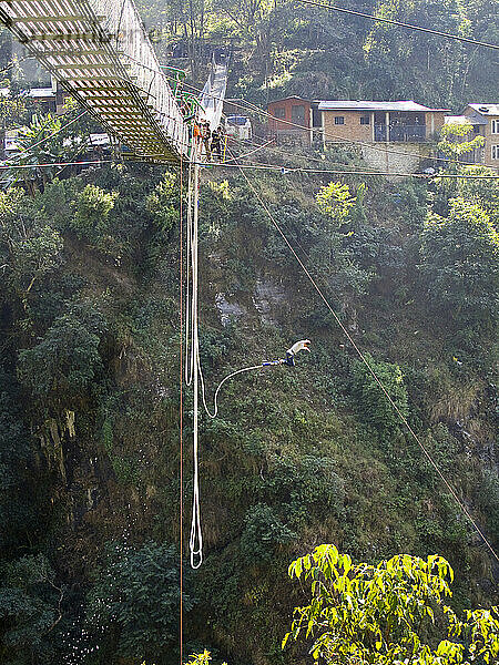 Bungee-Jumping von der Hängebrücke in Nepal.