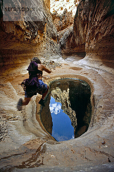 Frau springt in den Pool im Desert Canyon  Grand Canyon  Arizona.