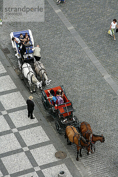 Pferdekutsche auf dem Altstädter Ring. Prag  Tschechische Republik.