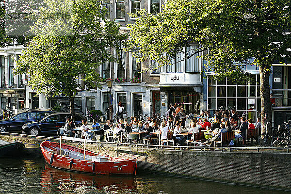Menschen sitzen in einem Café im Freien am Keizersgracht-Kanal  Amsterdam  Holland.