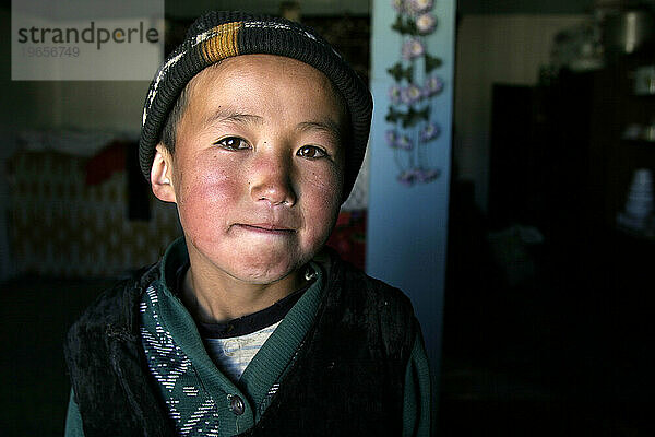 Kleiner Junge im Wohnzimmer  Pamir Tadschikistan