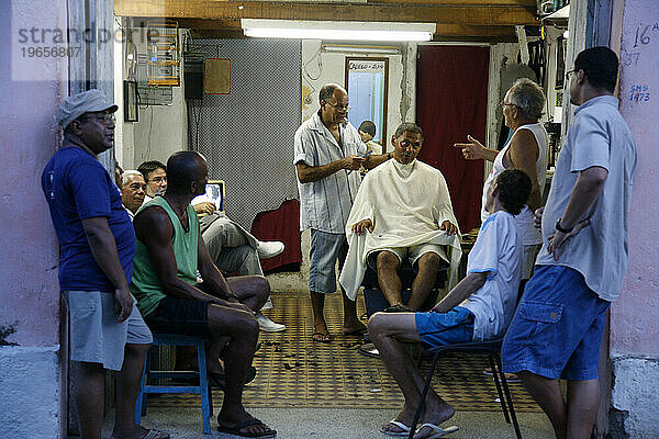 Männer in einem örtlichen Friseurladen  Cachoeira  Bahia  Brasilien.