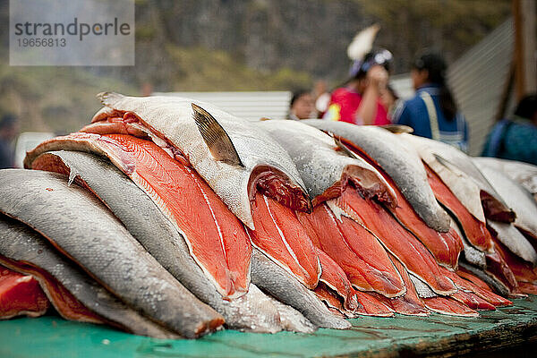 Ein Haufen Lachs wartet darauf  gereinigt und gekocht zu werden. Celilo  Oregon