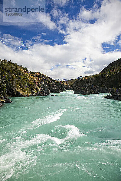 Ein großer  türkisfarbener Fluss.