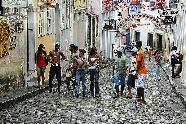 Gepflasterte Straßen und Kolonialarchitektur Largo de Pelourinho  Salvador  Bahia  Brasilien.