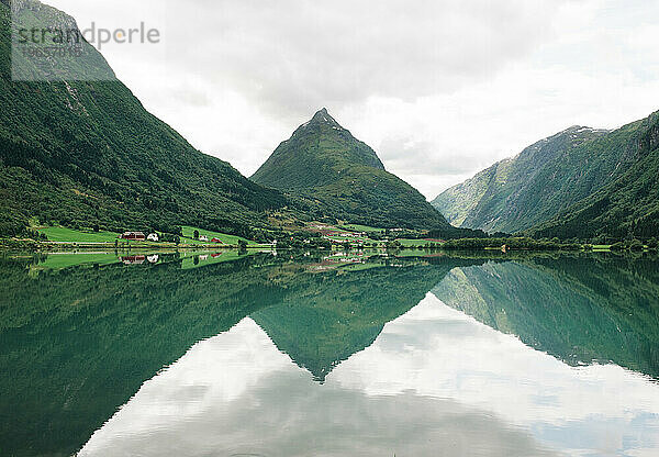 Norwegischer Fjord  der sich im Wasser in Norwegen spiegelt