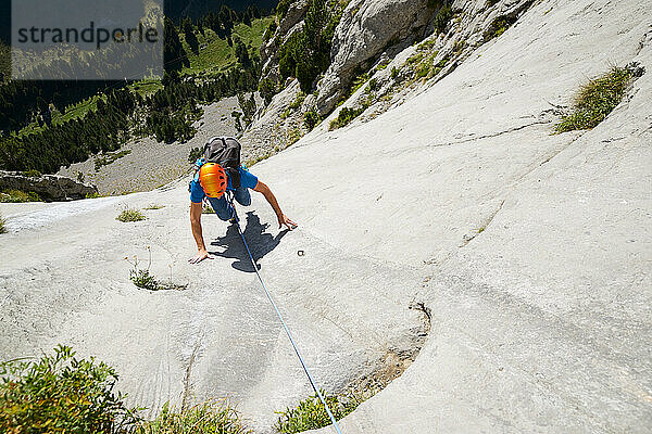 Klettern einer kostenlosen Route im Canfranc-Tal  Pyrenäen.