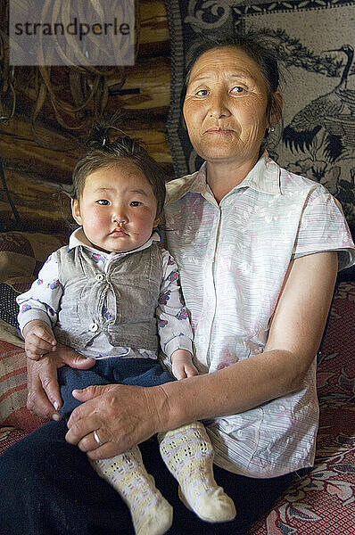 Großmutter und Enkel  Mongolei