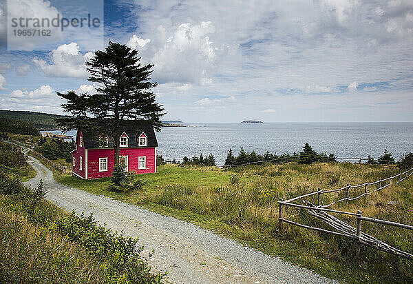 Ein kleines Haus an der Küste Neufundlands am Irish Loop auf der Avalon-Halbinsel.