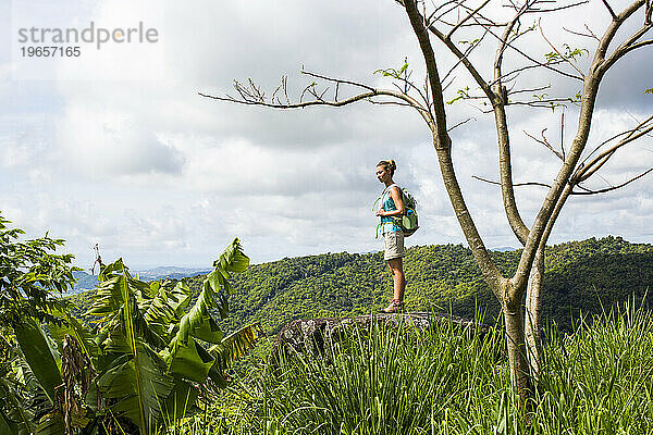 Eine junge Frau erkundet den Wald von Puerto Rico