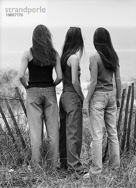 Drei Mädchen blicken in Connecticut auf das Meer.