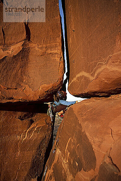 Eine Frau beim Klettern  Utah.
