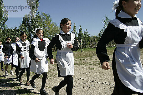 Kirgisische Mädchen trainieren