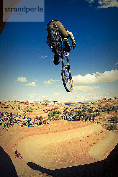 Mountainbiker springt in der Luft von einer Klippe  Moab  Utah.