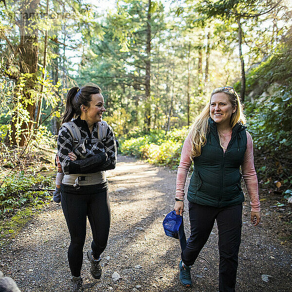 Freunde  Mütter wandern  laufen Kilometer und lachen gemeinsam auf dem Wanderweg