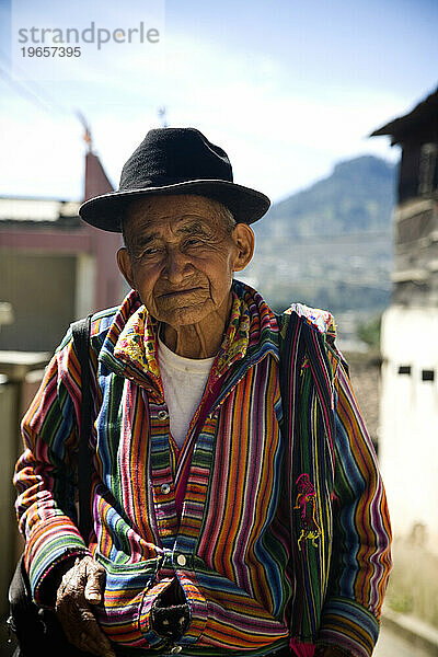 Ein Porträt eines älteren Mannes in Guatemala.
