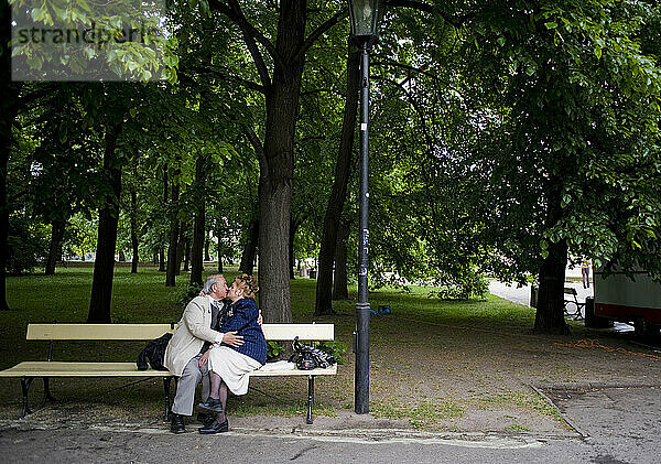 Liebhaber eines bestimmten Alters küssen sich auf dem Gelände der Sächsischen Gärten  die im 18. Jahrhundert als erster öffentlicher Park der Stadt angelegt wurden. Es wurde Versailles nachempfunden und ist mit Reproduktionen gefüllt