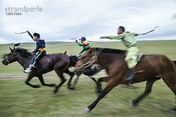 Jungen-Pferderennen während des Naadam-Festivals  Bunkhan  Bulgan  Mongolei