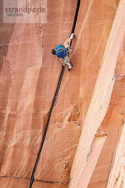 Ein Mann klettert in Indian Creek  Monticello  Utah