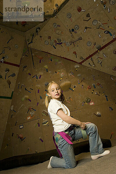 Ein junges Mädchen kniet in einer Kletterhalle in Santa Fe  New Mexico.