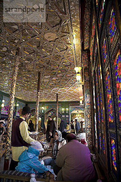 Buntes traditionelles iranisches Restaurant in Esfahan  Iran.