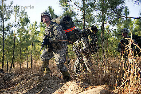 Während einer Feldübung patrouillieren Soldaten durch den Wald.