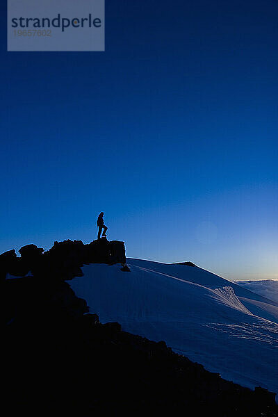 Ein Bergsteiger in der Silhouette in der Abenddämmerung  Mt. Baker  Washington State.