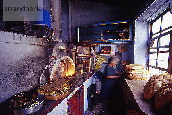 Scheinbar von der Zeit unberührt versorgt die Bäckerei in Vatoussa die Einheimischen täglich mit Brot  frisch und warm aus dem Ofen.