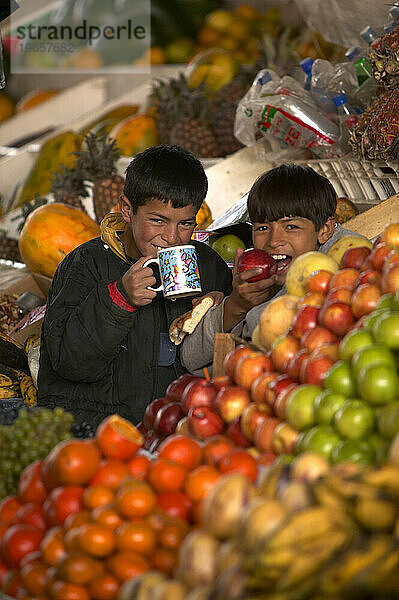 Zwei Jungen auf dem Markt in Peru.