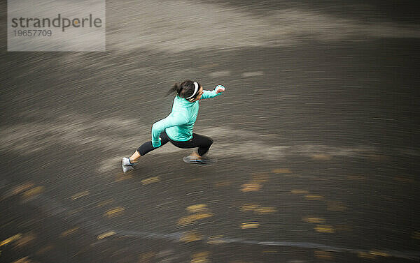 Blick von oben auf eine Frau beim Joggen auf der Straße  Seattle  Washington State  USA