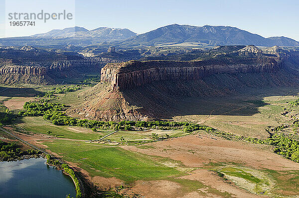 Luftaufnahme des Indian Creek-Gebiets und einer Ranch in der Nähe des Canyonlands NP  UT.