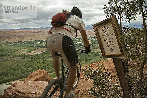 Ein Mann beim Mountainbiken in Moab  Utah.