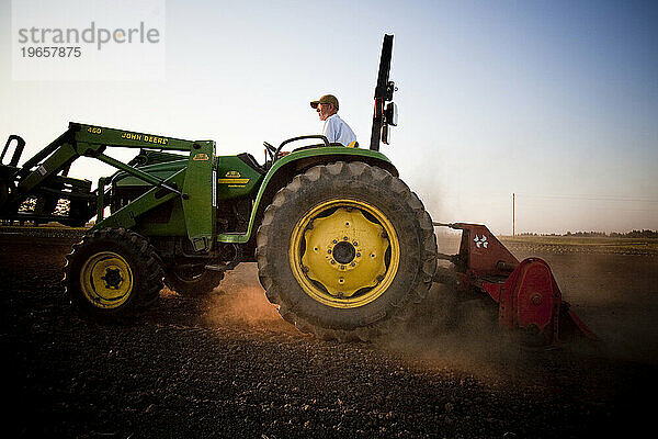 Traktor pflügt Feld.