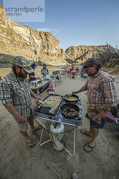 Zwei Männer kochen im Freien im Rafting-Trip-Camp  Abschnitt Desolation/Gray Canyon  Utah  USA