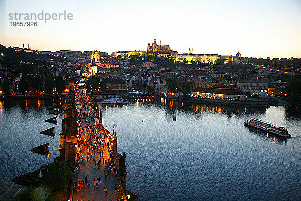 Blick über die Karlsbrücke  das Schloss und den Veitsdom bei Nacht  Prag  Tschechische Republik.