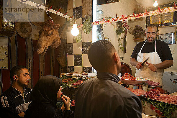 Olivenverkäufer auf dem Markt in der Medina der Altstadt von Essaouira  Marokko