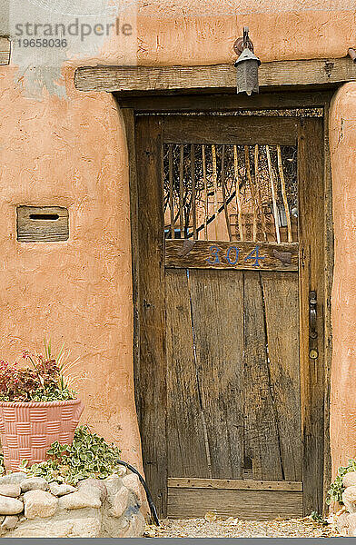 Eine Haustür in Santa Fe  New Mexico.