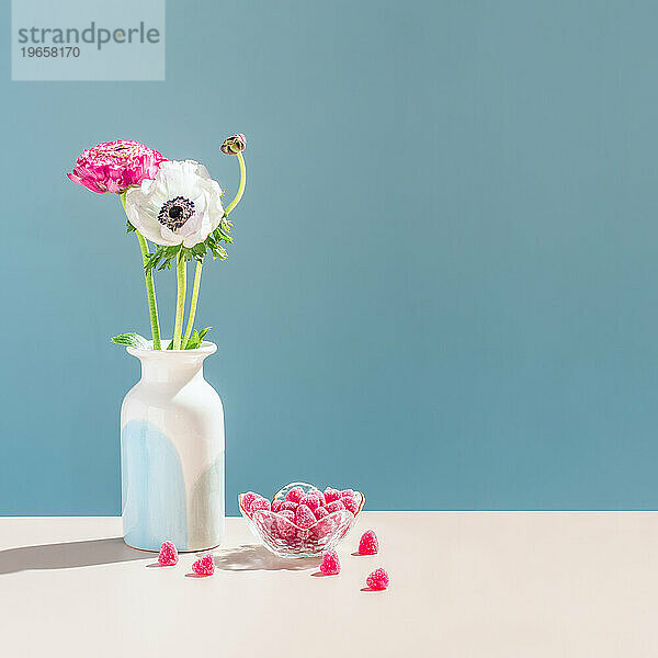 Schöner Stillleben-Hintergrund. Strauß Pastellblumen in Vase.