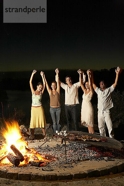 Freunde hängen am Lagerfeuer in Carmello  Uruguay.