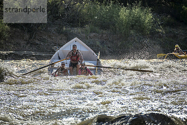 Drei Personen im Ruderboot in Green River  Utah  USA