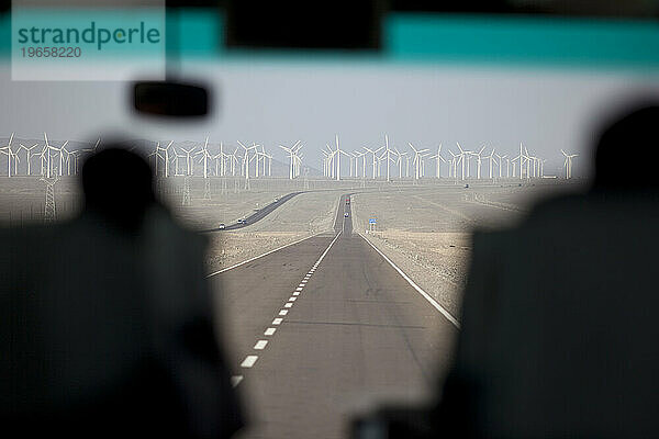 Windkraft entlang der Straße nach Urumqi  Xinjiang  China.