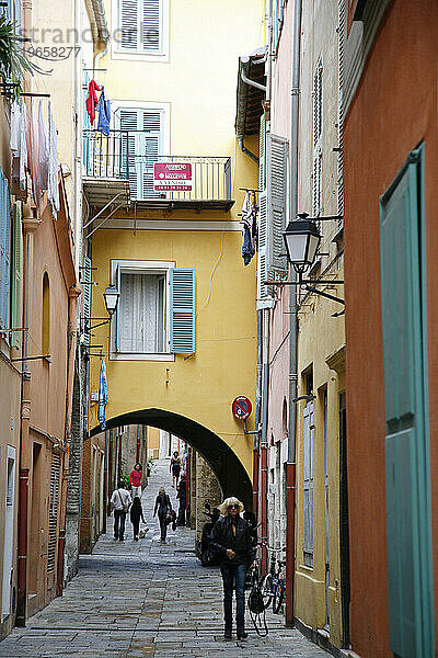 Straßenszene in Villefranche sur Mer  C?te d'Azur  Alpes Maritimes  Provence  Frankreich.